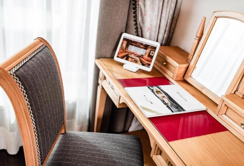 Полулюкс, Alpenroyal   The Leading Hotels Of The World