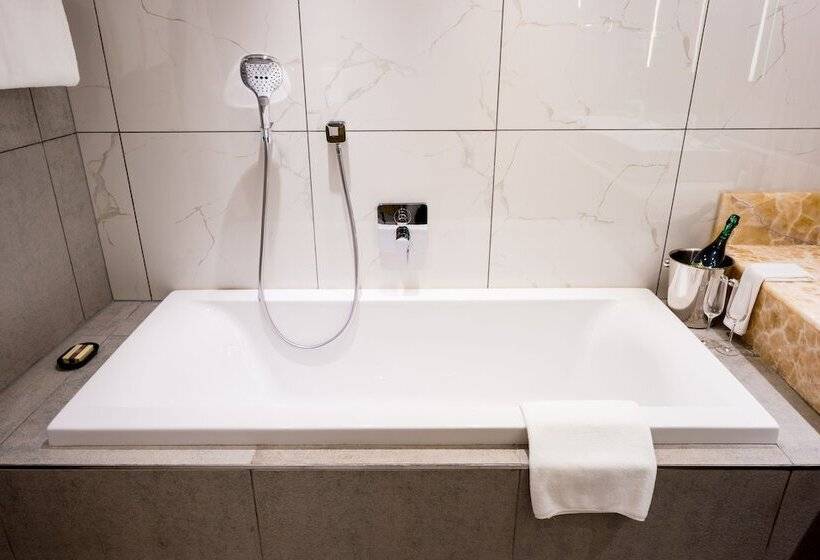 Suite Presidencial, 2 Fevrier, Lome