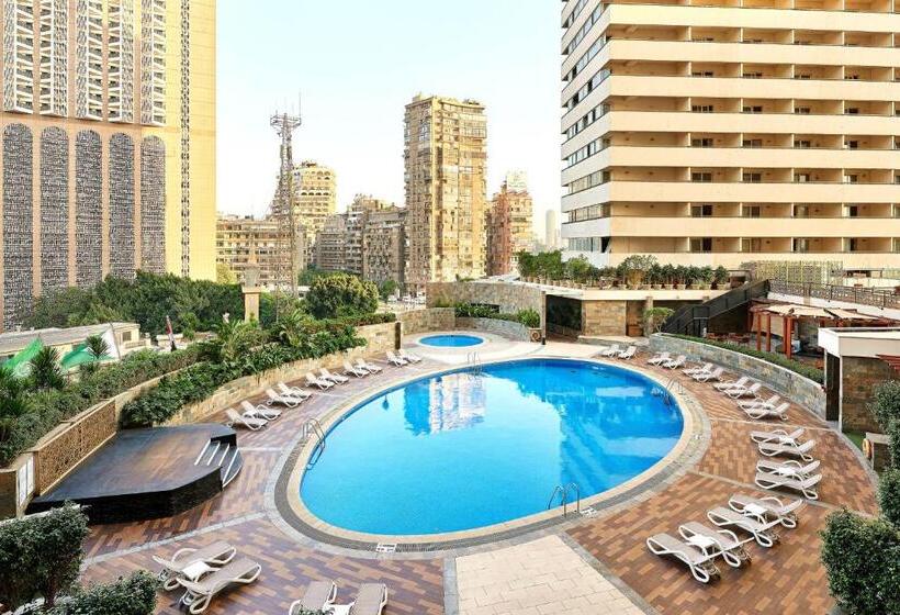 اتاق لوکس با چشم‌انداز استخر, Sheraton Cairo Hotel & Casino