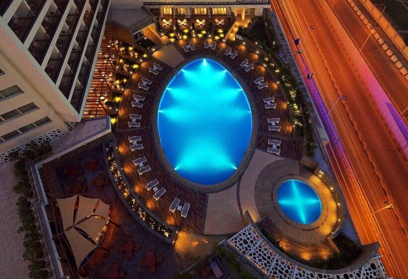 اتاق لوکس با چشم‌انداز استخر, Sheraton Cairo Hotel & Casino