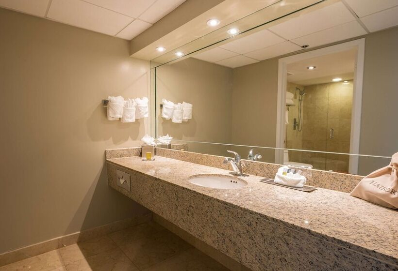 看到停车场的带双人床的标准房间, Doubletree By Hilton Grand Hotel Biscayne Bay