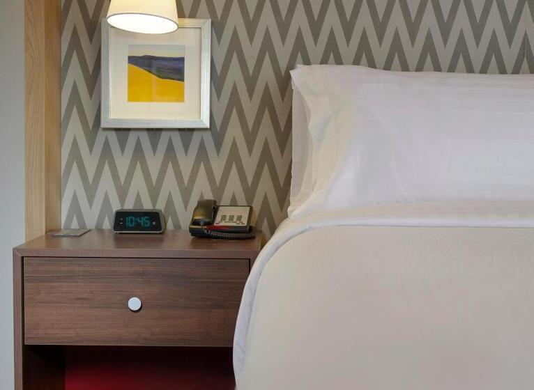 חדר סטנדרט עם מיטת קינג, Holiday Inn Corpus Christi Arpt & Conf Ctr, An Ihg