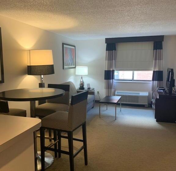 스위트, Ramada By Wyndham Marquette