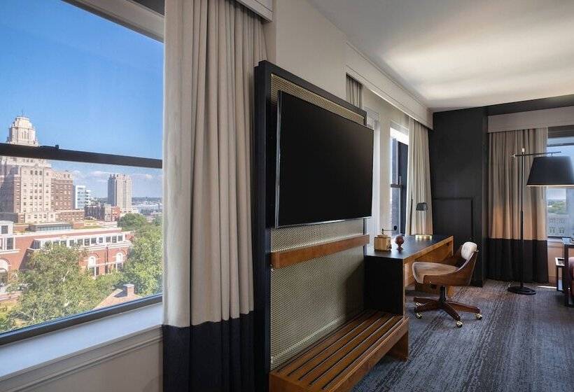 看到停车场的带双人床的标准房间, Renaissance Philadelphia Downtown