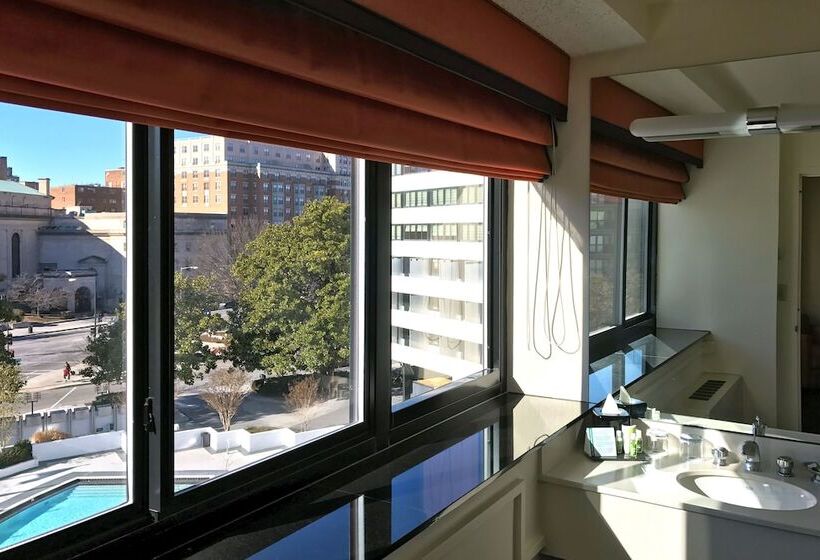 غرفة بريميوم مزودة بشُرفة, Washington Plaza