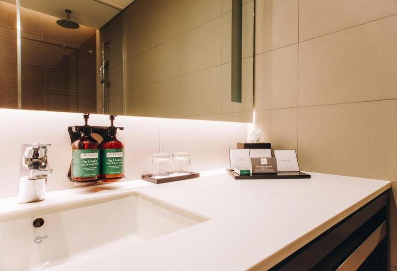 اتاق استاندارد با تخت بزرگ, Crowne Plaza Belgrade, An Ihg