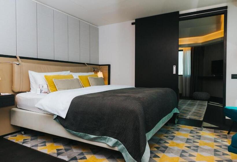2 Bedroom Suite City View, Crowne Plaza Belgrade, An Ihg