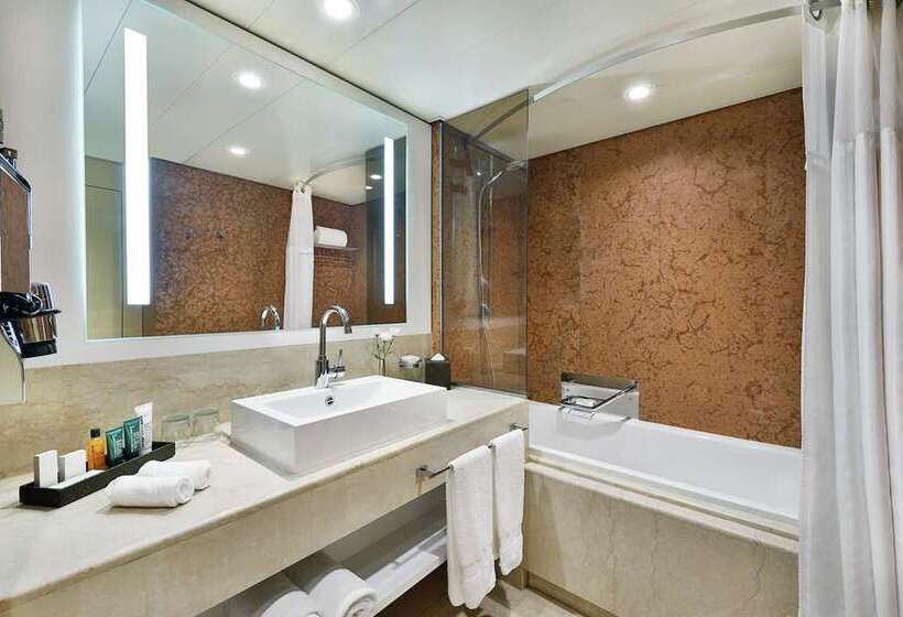 Номер Deluxe Кровать Кинг, Hilton Trinidad & Conference Centre
