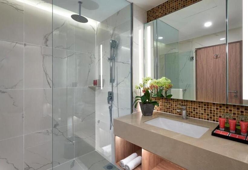 اتاق لوکس با تخت بزرگ, Swiss Garden Hotel Bukit Bintang Kuala Lumpur