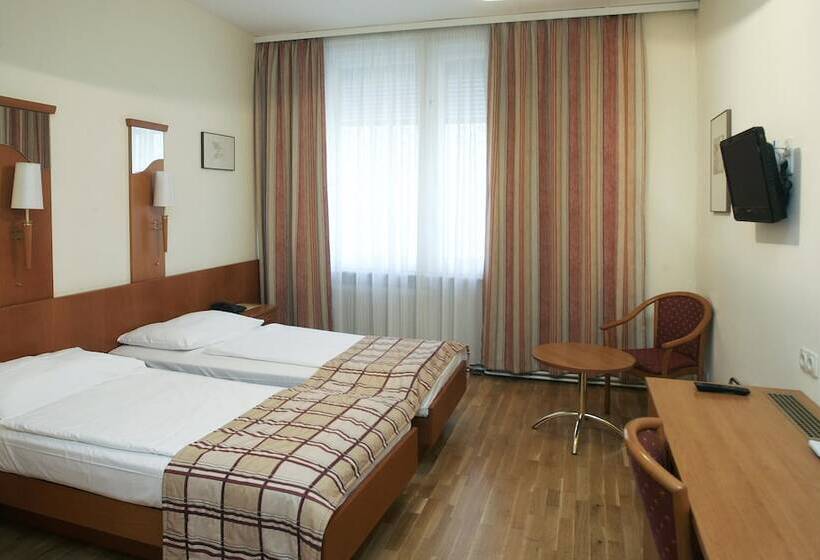 스탠다드 트리플 룸, Continental Hotel Pension