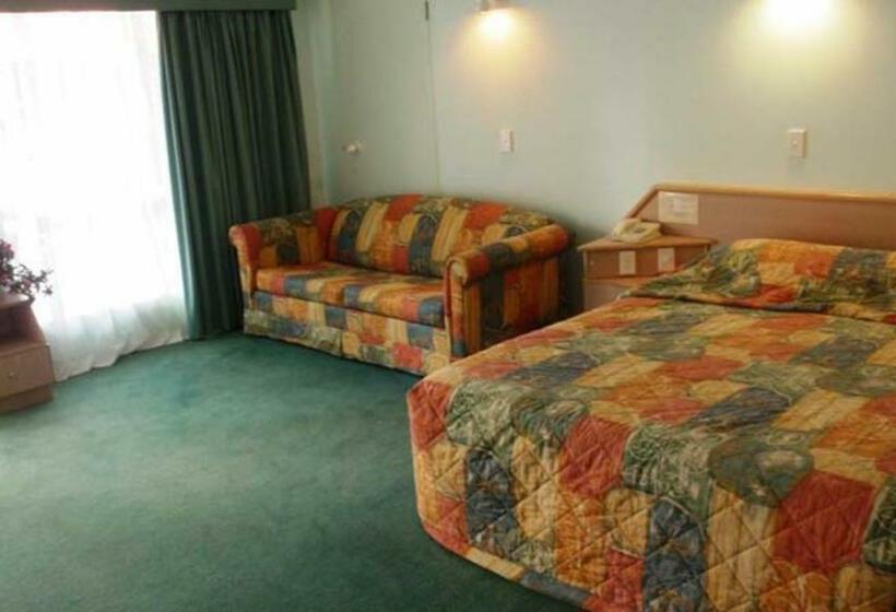 스탠다드 스튜디오, Runaway Bay Motor Inn