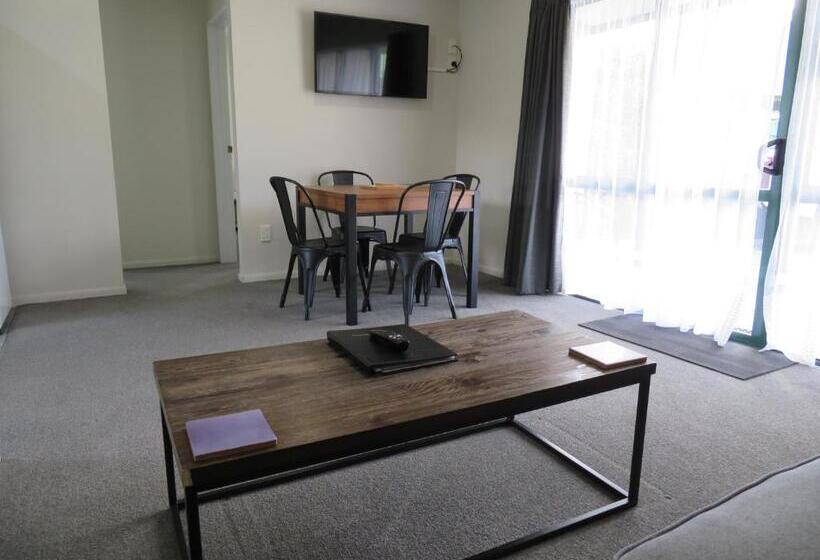 2 베드룸 이그제큐티브 아파트, Commodore Court Motel