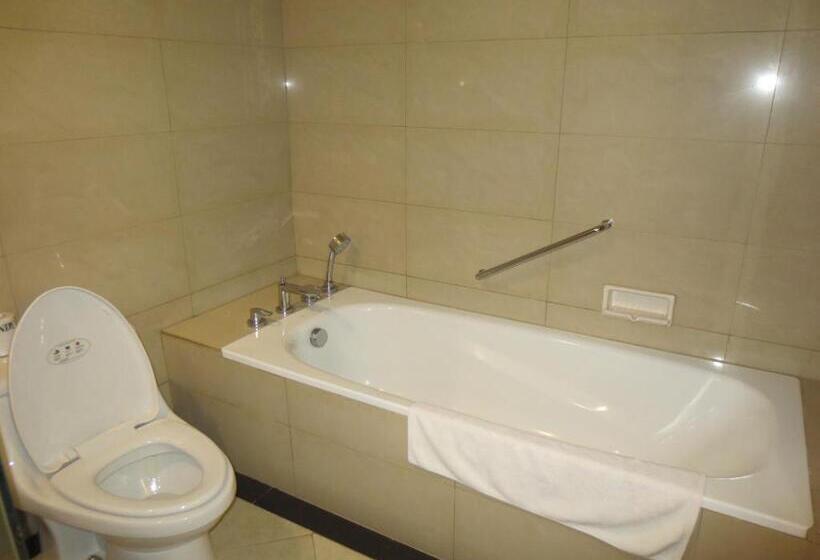 Family Suite, Ari Putri