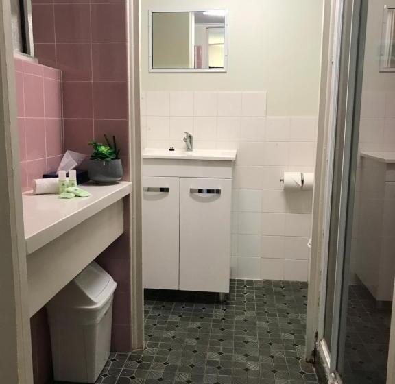 스위트, Ocean Breeze Motel