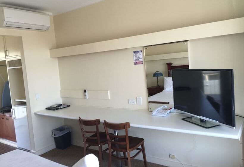 חדר משפחתי, Aberdeen Motor Inn