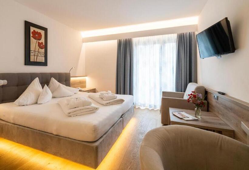 Номер Стандарт с Балконом, Familienhotel Post