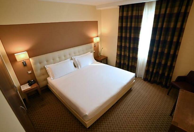اتاق استاندارد سه نفره, Best Western Grand Hotel Guinigi