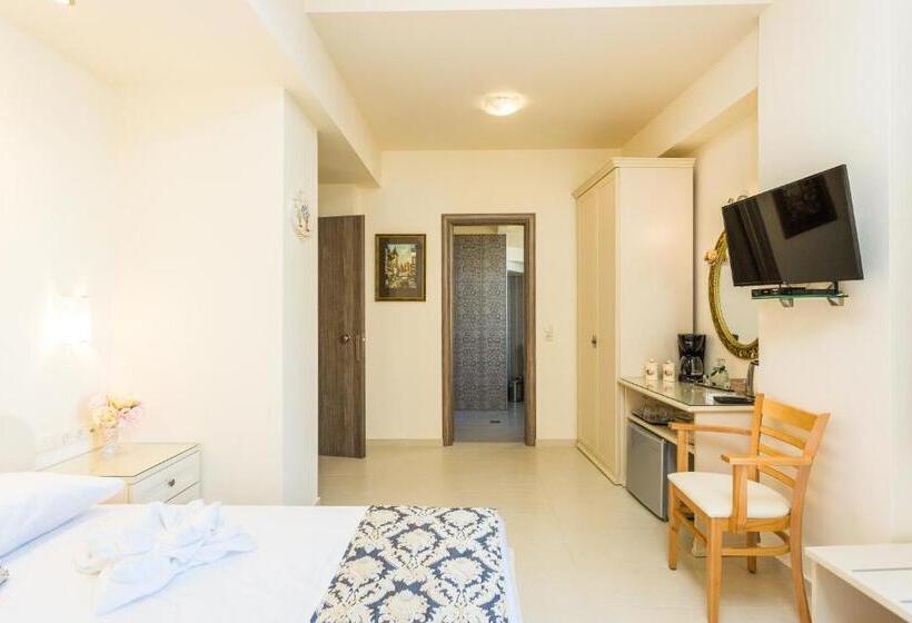 סוויטת ג'וניור עם מרפסת, Polyxenia Suites