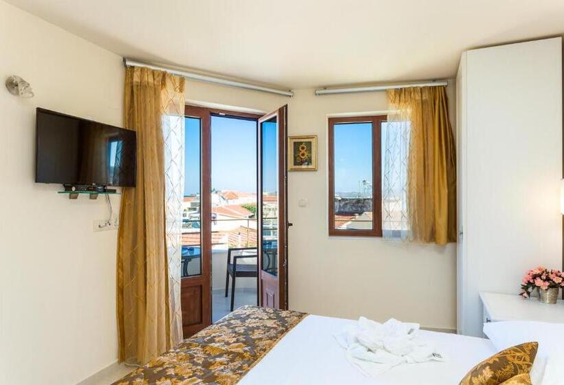 סוויטה דלוקס, Polyxenia Suites