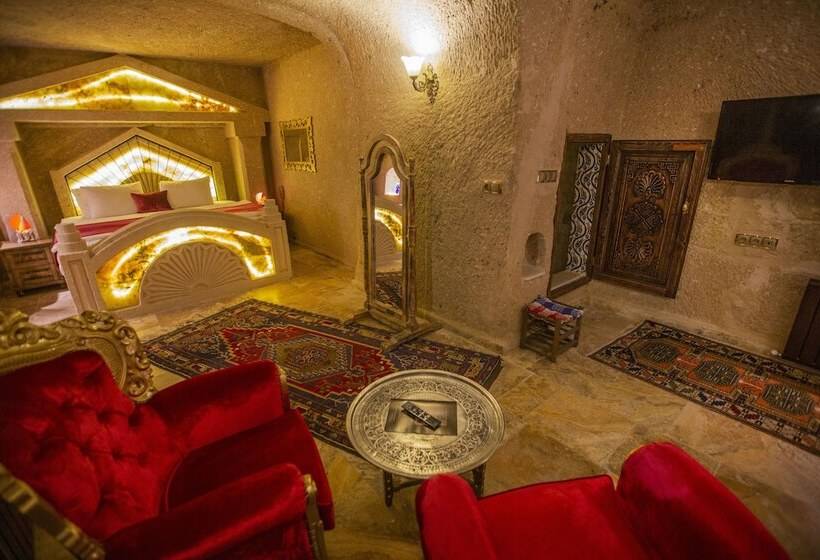 سوئیت با تخت بزرگ, Royal Cave