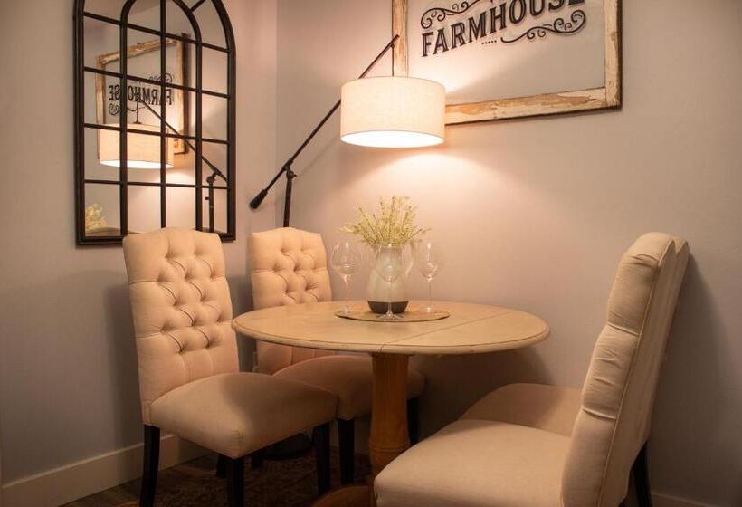 Family Suite, Douglas On Third