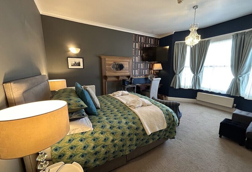 غرفة عائلية, Worth House