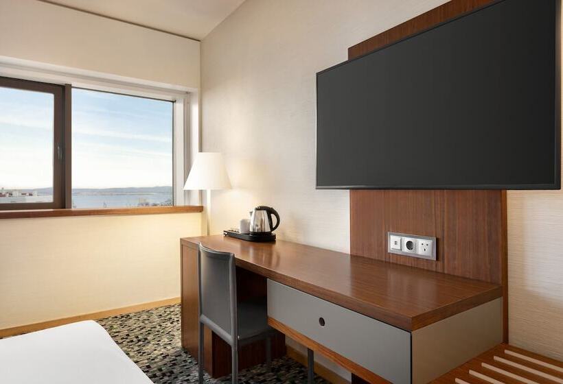 اتاق سوپریور با چشم‌انداز رودخانه, Ramada By Wyndham Lisbon