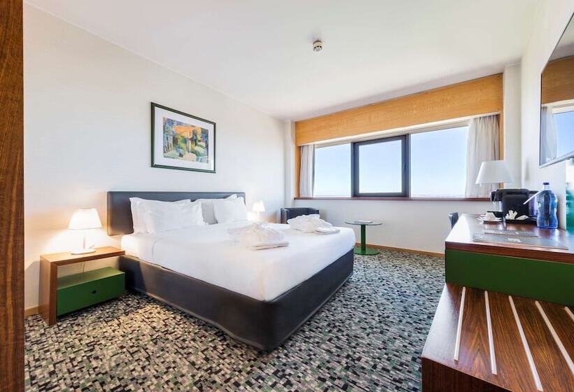 سوئیت با چشم‌انداز رودخانه, Ramada By Wyndham Lisbon