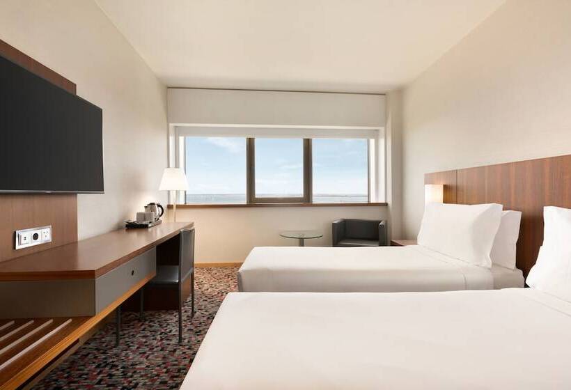 اتاق سوپریور با چشم‌انداز رودخانه, Ramada By Wyndham Lisbon