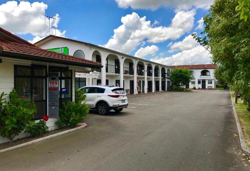 آپارتمان 3 خوابه, Hacienda Motor Lodge
