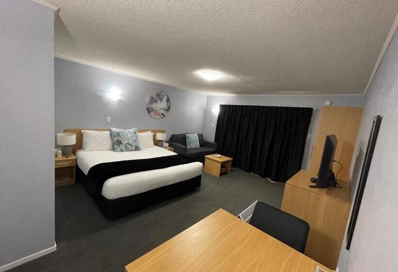 استودیوی استاندارد, Hacienda Motor Lodge