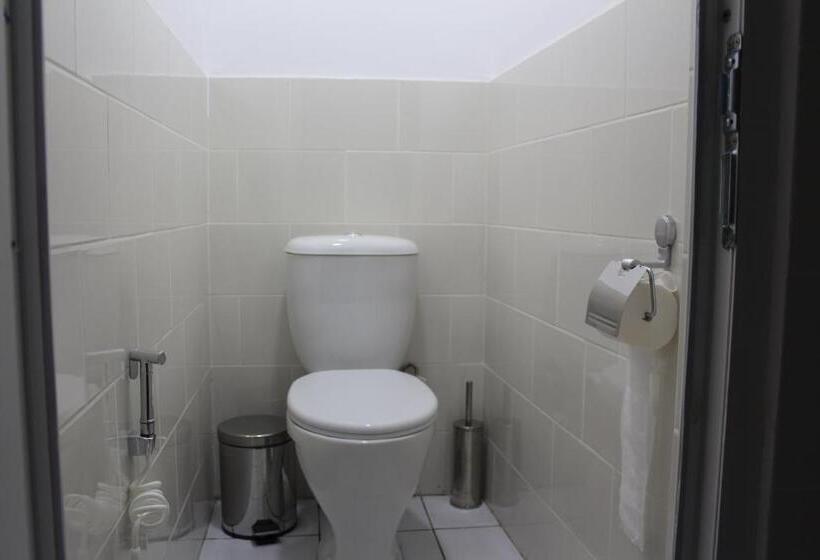 اتاق استاندارد با سرویس بهداشتی مشترک, Park Hostel Osh