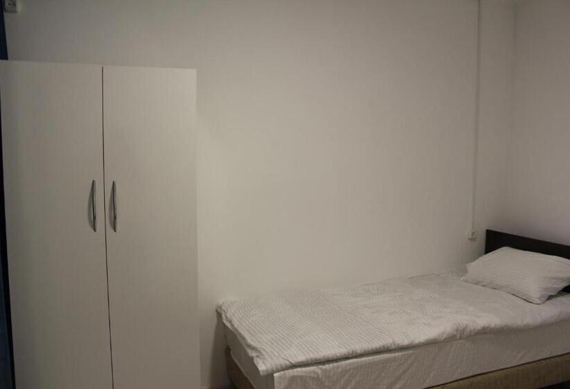 اتاق استاندارد با سرویس بهداشتی مشترک, Park Hostel Osh