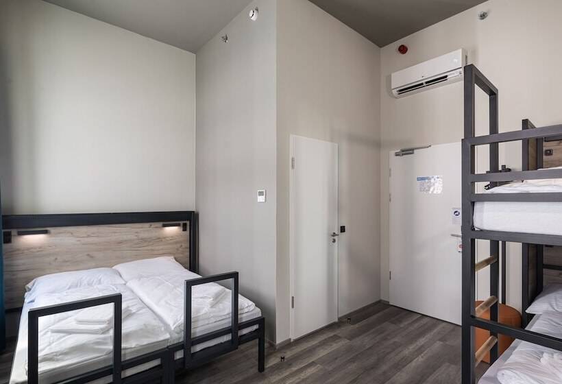 4인용 스탠다드 룸, a&o Budapest City