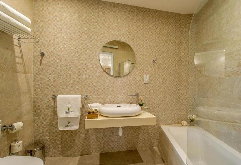 اتاق لوکس با وان آب گرم, Viewpoint Boutique Living