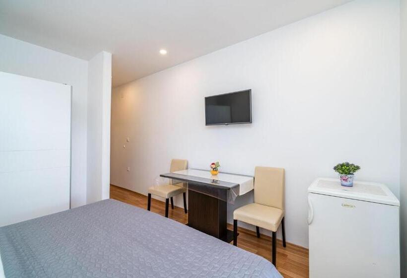 اتاق با خدمات پایه با منظره ی مشرف به دریا [قابل مشاهده ازبالکن], Apartment & Rooms Papa