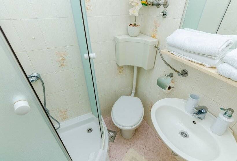 استودیو استاندارد با چشم‌انداز دریا و بالکن, Guest House Avdic