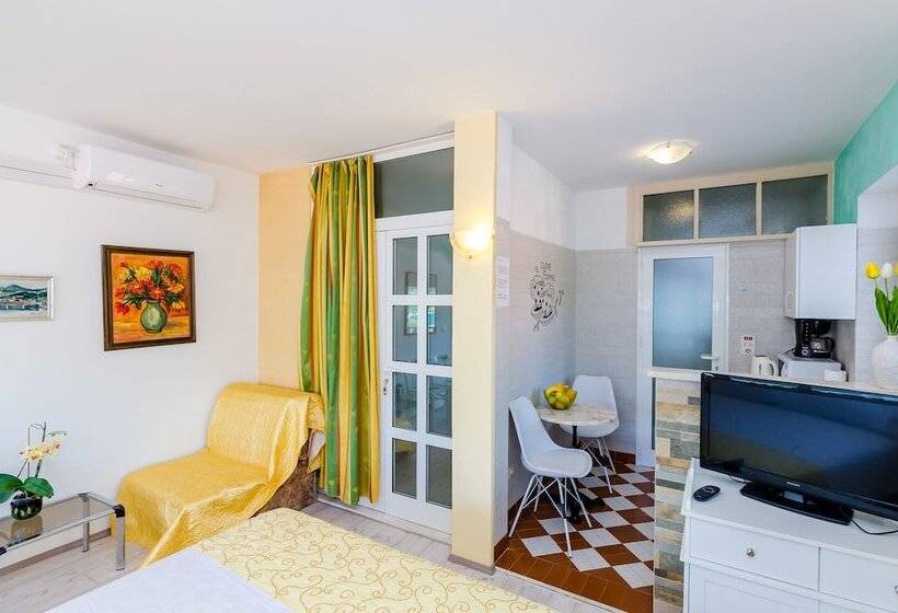 استودیو استاندارد با چشم‌انداز دریا و بالکن, Guest House Avdic