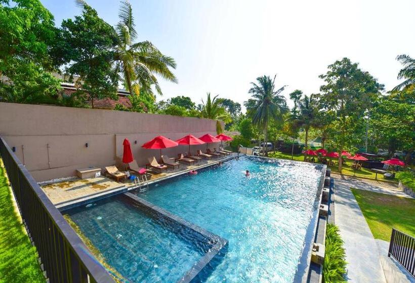 Номер Deluxe Вид на Бассейн, Ballena Regency