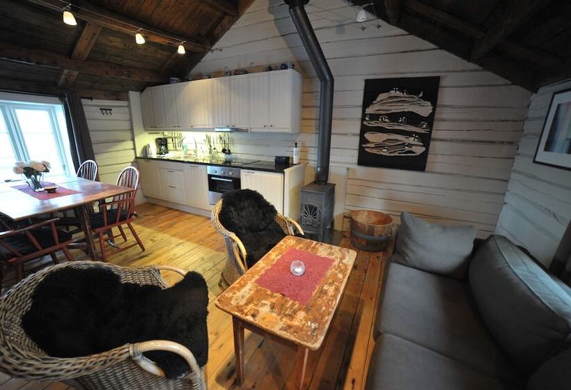 小室, Reine Rorbuer   By Classic Norway Hotels
