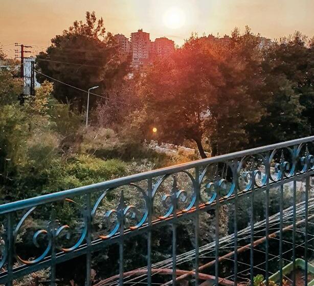 استودیوی استاندارد, Damask Rose, Lebanese Guest House