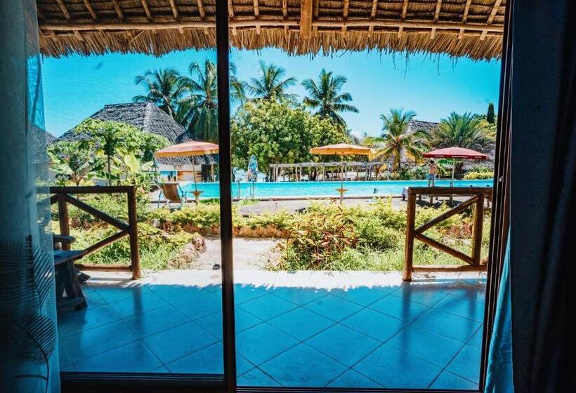 스탠다드 트리플 룸 풀장 전망, Bella Vista Resort Zanzibar