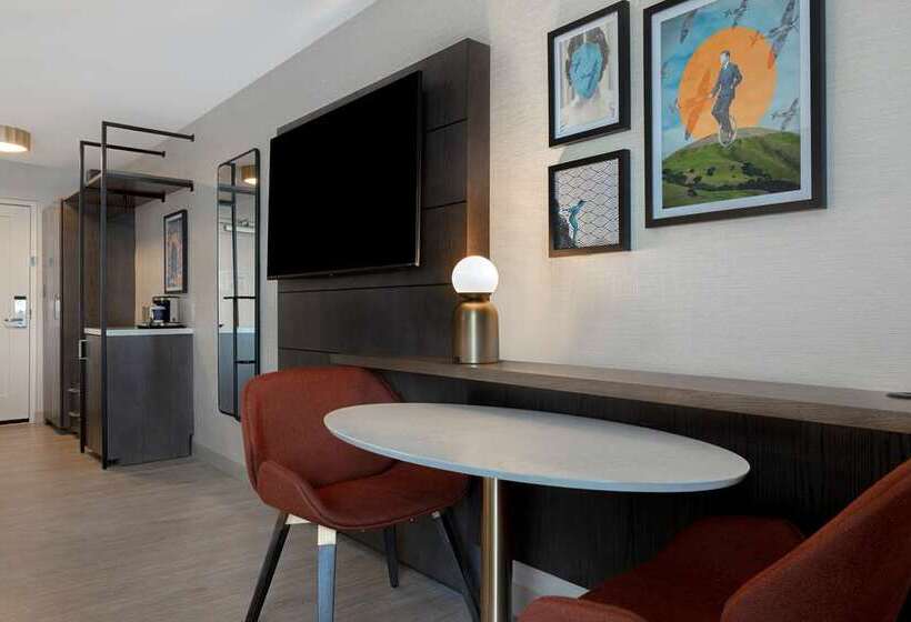 חדר סטנדרט עם מיטת קינג, Doubletree By Hilton Gainesville