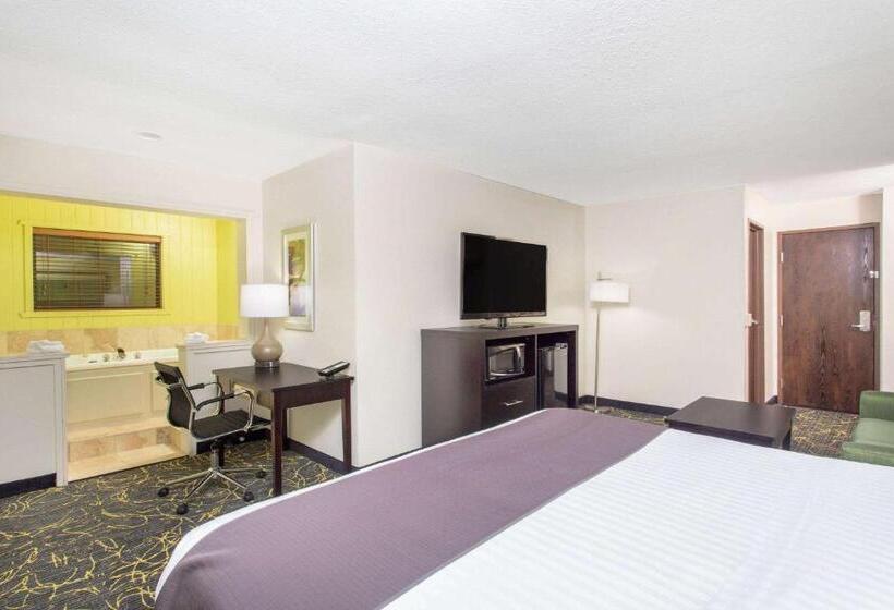 스위트 킹사이즈 침대, Americinn And Suites By Wyndham Delafield Waukesha Milwaukee