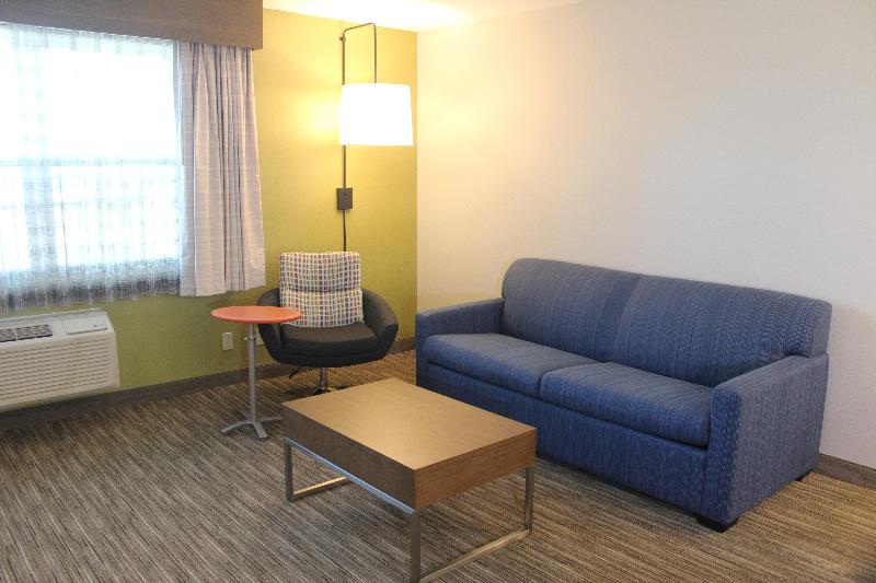 带大床的套房, Holiday Inn Express & Suites Camarillo, An Ihg