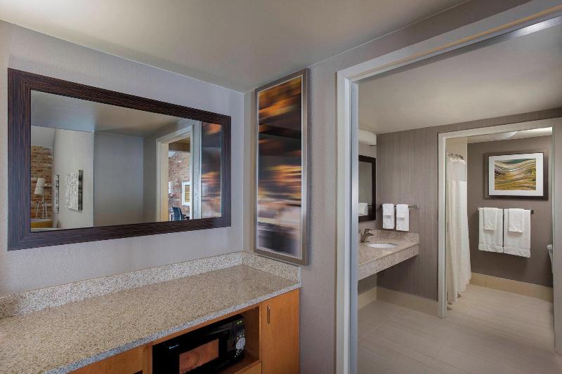 سوئیت با تخت بزرگ, Courtyard By Marriott New Orleans Warehouse Arts District