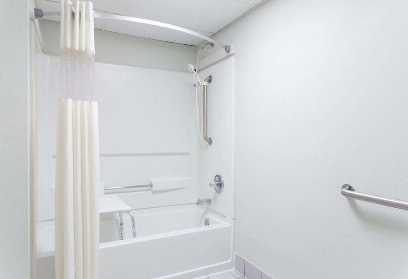 장애인을 위한 킹사이즈 침대 스탠다드 룸, Days Inn & Suites By Wyndham Jekyll Island