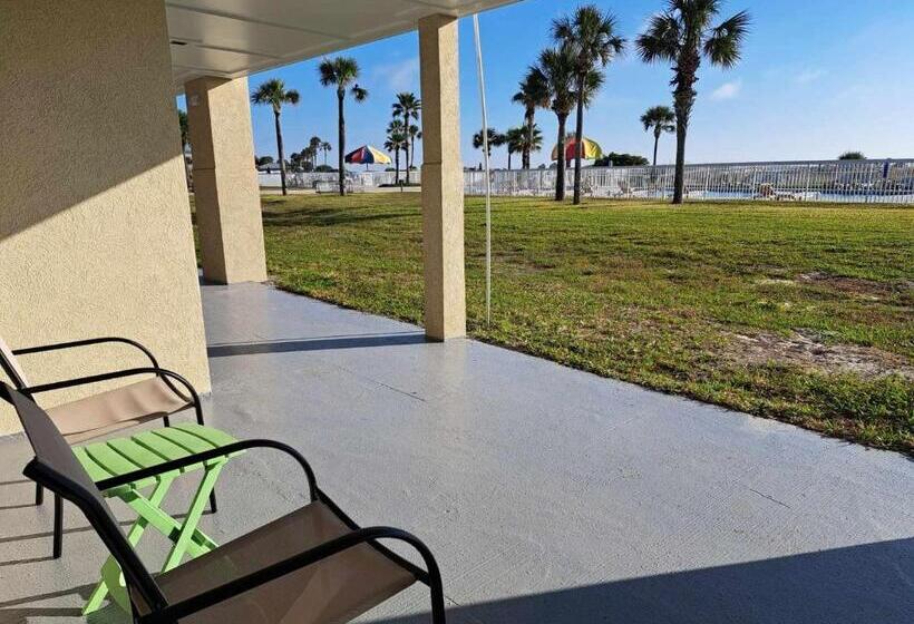 스탠다드 룸 더블 침대 2개, Days Inn & Suites By Wyndham Jekyll Island