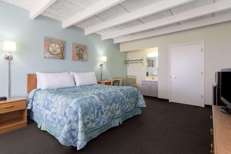 스탠다드 룸 킹사이즈 침대, Days Inn & Suites By Wyndham Jekyll Island
