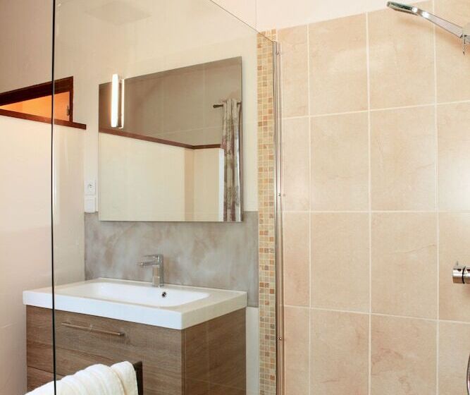 Romantic Room, Au Pre Des Sources